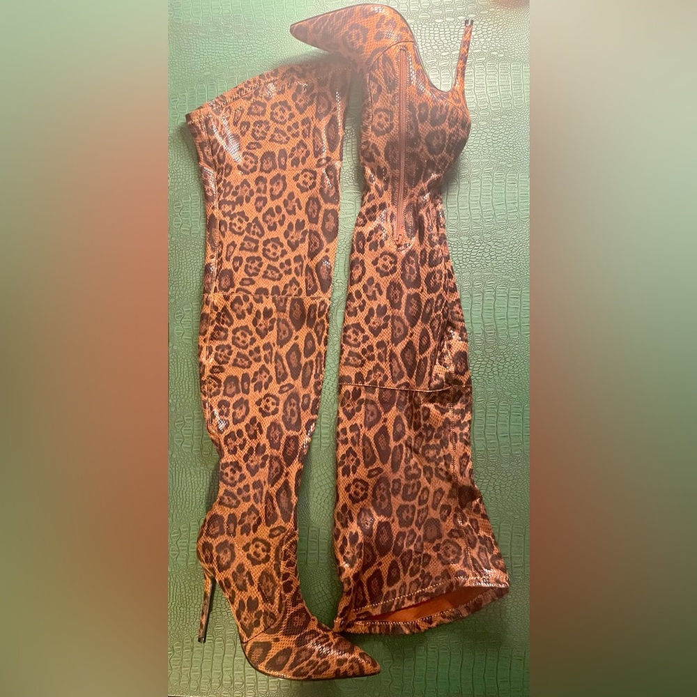 Over-the-knee leopard print pointed-toe boots with side zipper and stretch